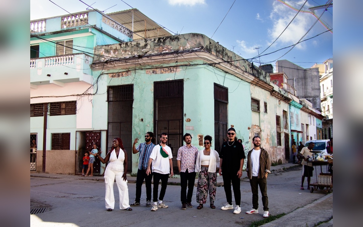 Les membres du groupe Àbájade dans une rue de La Havane.