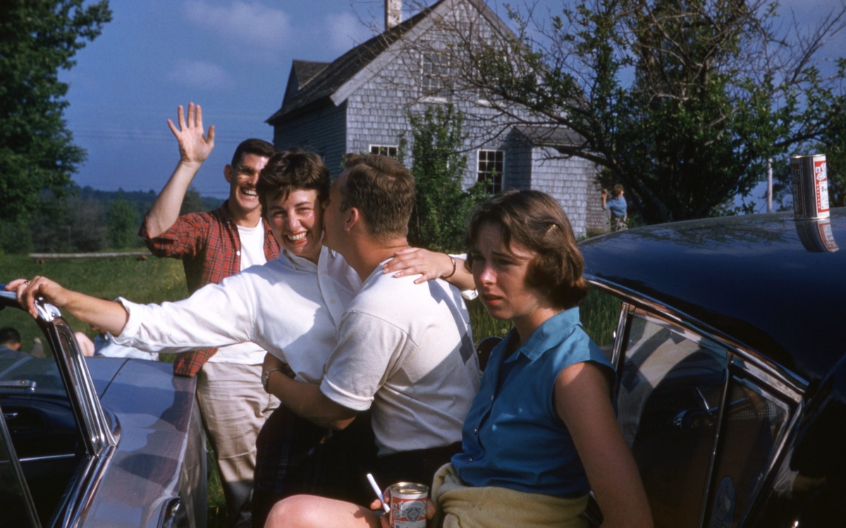 Photographie vintage représentant des adolescents qui s'amusent près d'une voiture