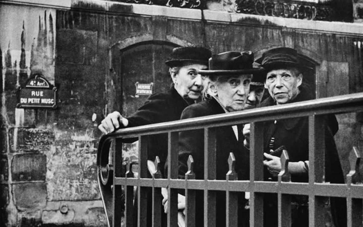 Photographie en noir et blanc d'un groupe de personnes âgées rue du Petit-Musc en 1951