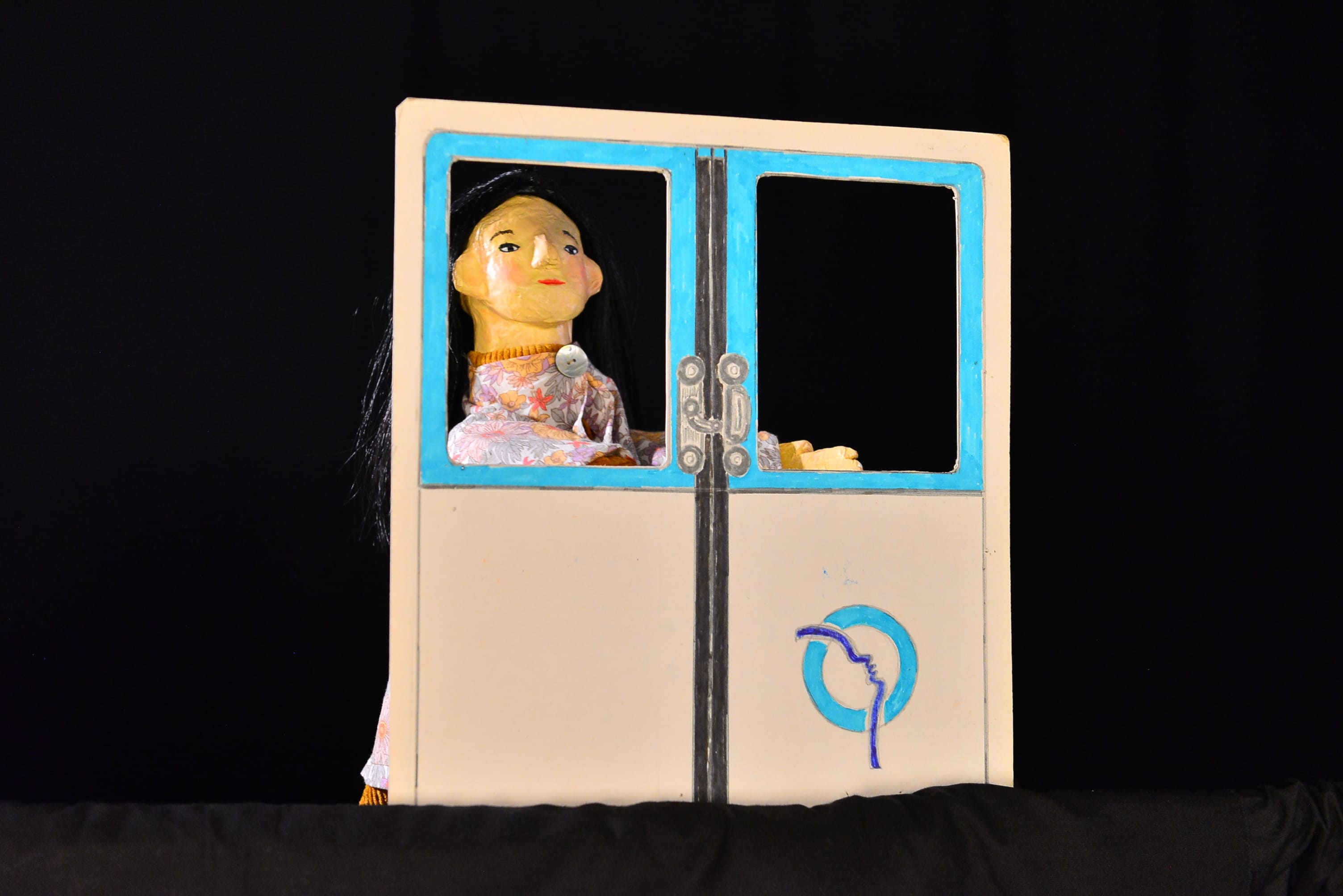 Momoka, marionnette du spectacle « Balade sur l’Avenue », dans le métro.